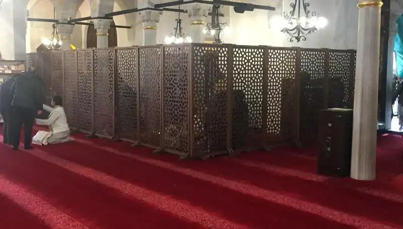 Kadın Erkek Yan Yana Teravih Namazı Kıldığı İddiası: Gerçekler Ne?