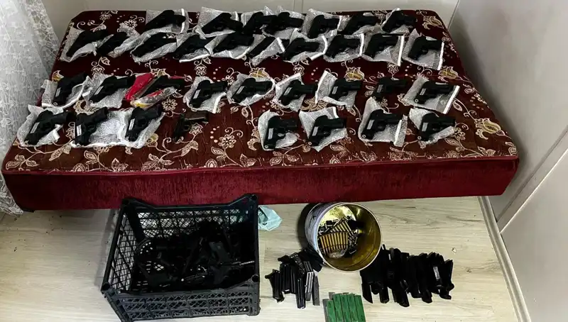 Gaziantep'te El Bombası ve 45 Silah Ele Geçirildi: Olayın Detayları