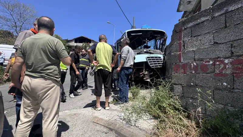 Minibüs Kazası: Duvara Çarpan Araçta Yaşanan Şok Olayda 14 Kişi Yaralandı