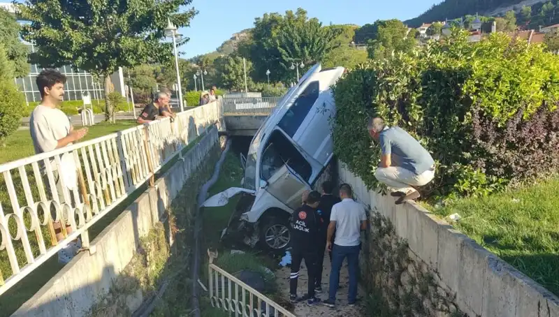 Muğla'da Direksiyon Kıran Sürücü Kaza Yaptı: Olayın Ayrıntıları