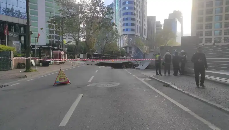 Sarıyer’de Gün Ortasında Yol Çökmesi: Cadde Trafiğe Kapandı