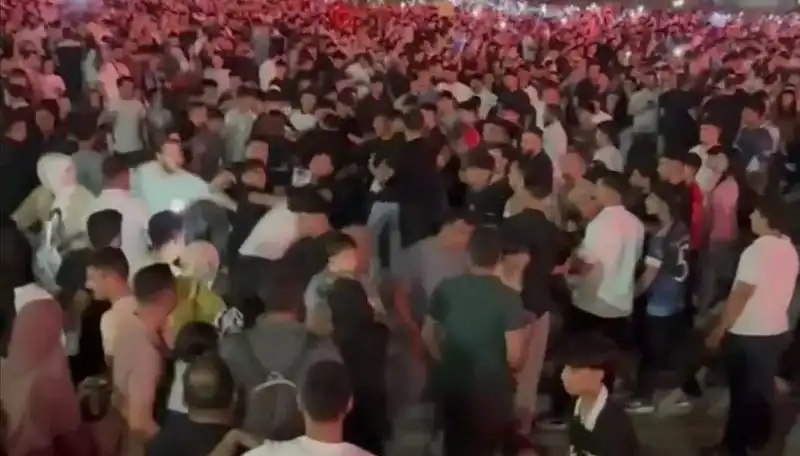 Konserde Bıçaklı Kavga: Üç Kişi Yaralandı, Şok Edici Olayın Ayrıntıları