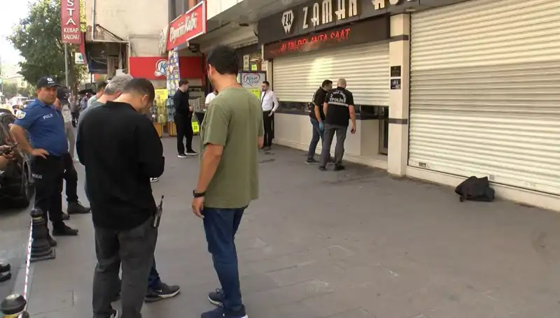 Güpegündüz Cadde Üzerinde Kuyumcu Soyma Olayı Yaşandı!