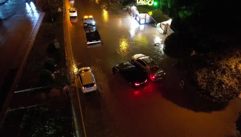 Adana’da Fırtına Gibi Yağışlar: Sokaklar Adeta Göl Oldu!