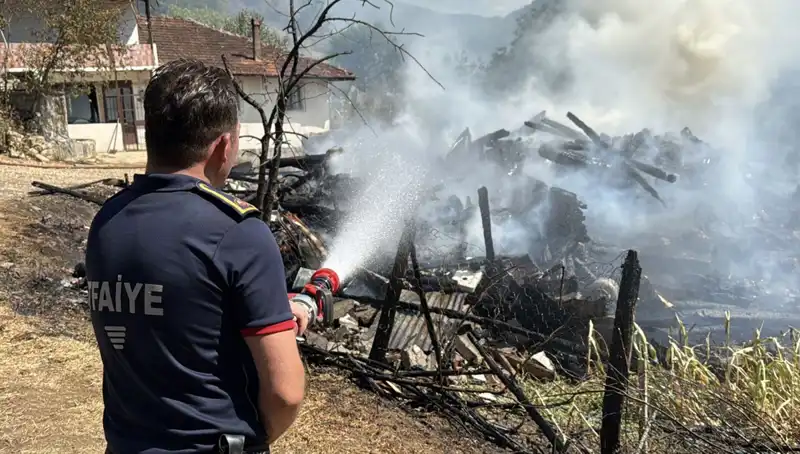 Evdeki Yangın, Ormanı Tehdit Ediyor: Yangın Söndürme Ekipleri Sahada!