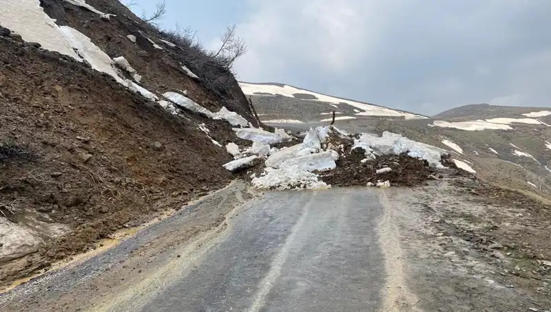 Muş'ta Heyelan Nedeniyle Kapanan Köy Yolu Yeniden Ulaşıma Açıldı!