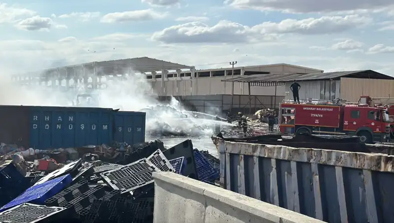 Aksaray’da Geri Dönüşüm Fabrikasında Yangın: Sebepleri ve Etkileri