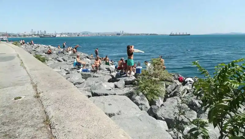 İstanbul'un Sıcak Havalarında Sahil Keyfi: Havanın Tadını Çıkaranlar