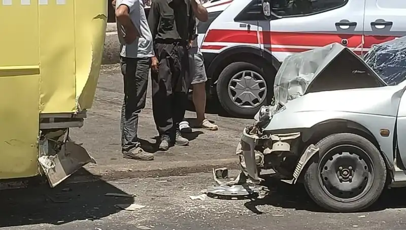 İstanbul’da Halk Otobüsü ile Otomobil Çarpıştı, İki Kişi Yaralandı