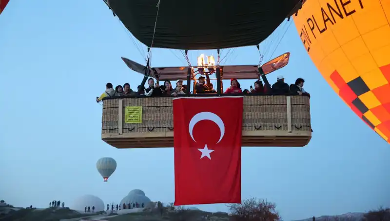 Türkiye’nin Gözbebeği Kapadokya, 23 Nisan İçin Bayraklarla Renklendi