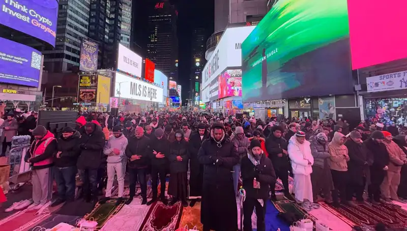 New York Times Meydanı'nda Tarihi Teravih Namazı: Bir Araya Gelen Binlerce Müslüman
