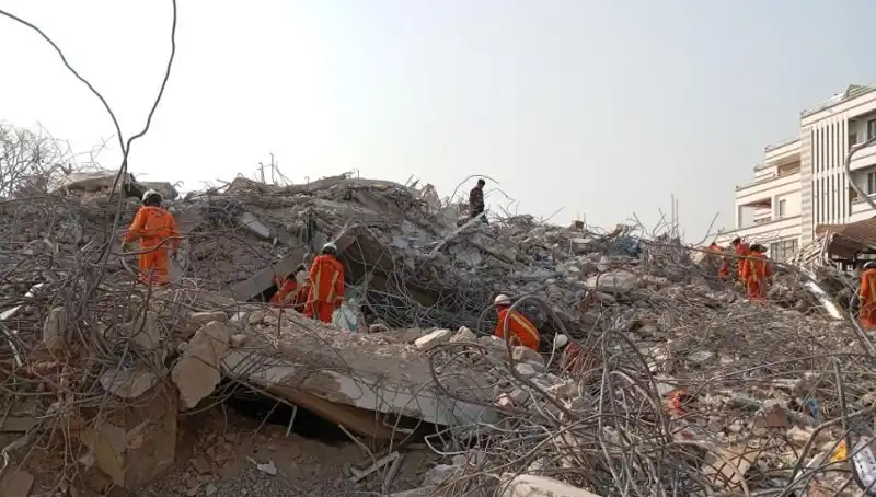 Türk Arama Kurtarma Ekipleri Myanmar’da: 5 Gün Sonra Enkaz Altındaki Hayat