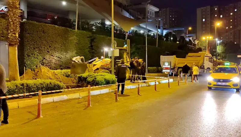 AVM Girişinde Doğalgaz Paniği: Alışveriş Cenneti Neden Tahliye Edildi?