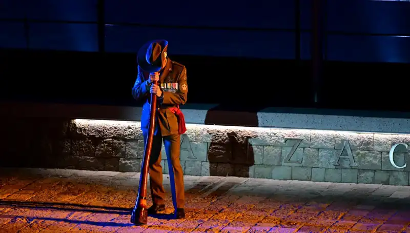 Anzak Koyu'nda Duygu Dolu "Şafak Ayini" İle Anma Töreni