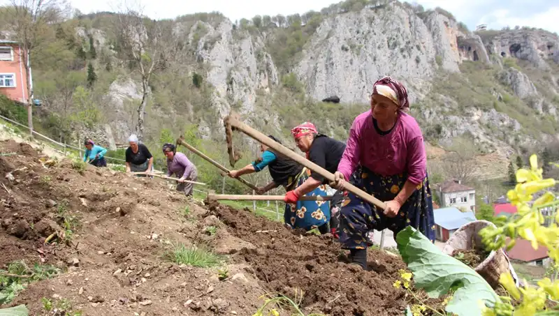 Zorlu Mesai Başladı: Sepetlerle ve Kazmalarla Yeni Bir Mücadele