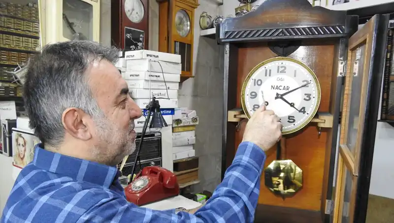 10 Metrekarelik Dükkanında Zamanı Tamir Eden Usta Saatçi