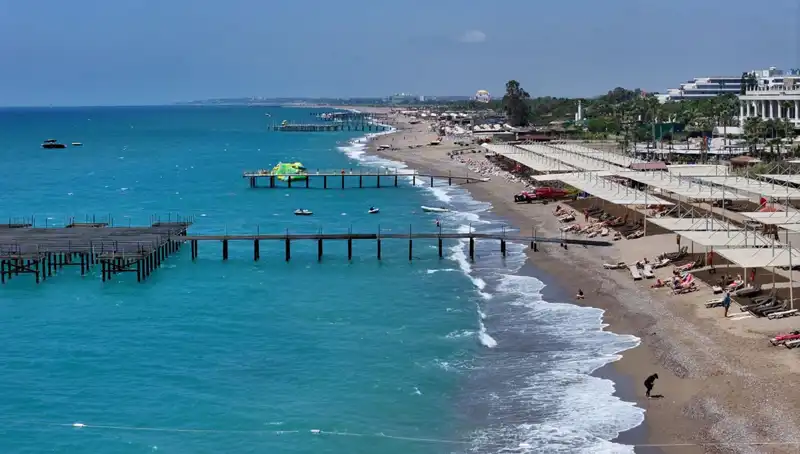 Antalya Sahilleri Güneşle Dolu: Yaz Tatili İçin Hedef Haline Geliyor