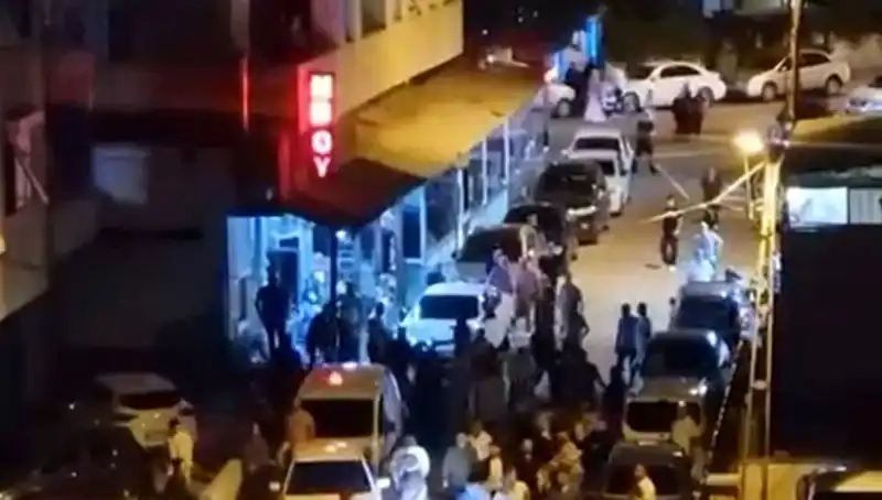 Düğün Kutlamasında Şok Anlar: Araba Kalabalığa Daldı!