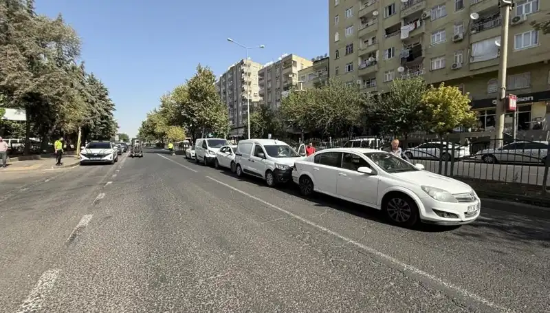 Diyarbakır’da Feci Kaza: 5 Araç Çarpıştı, Yaralılar Var