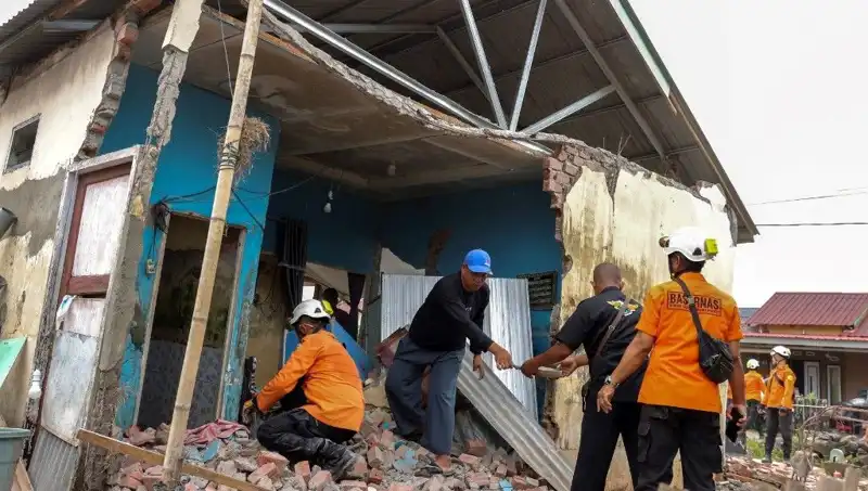 Endonezya'da Deprem Paniği: 5,7 Büyüklüğünde Sarsıntı 8 Evi Yerle Bir Etti