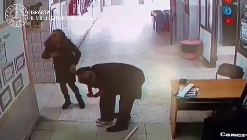 İlkokulda Öğretmenden Cesur Davranış: Heimlich Manevrasıyla Öğrencisini Kurtardı