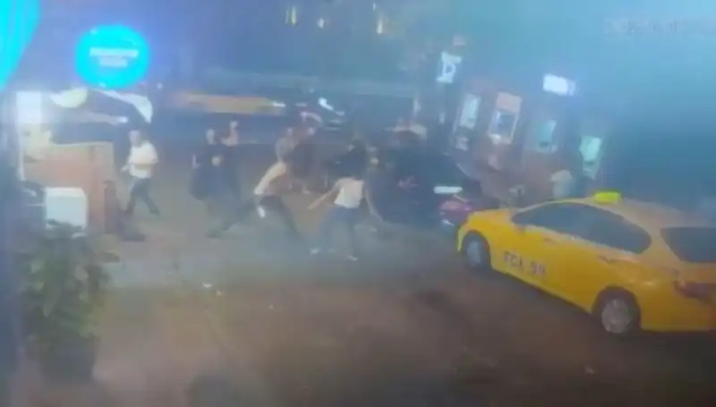 Beyoğlu'nda Laf Atma Kavgası: Kanlı Çatışma Sokakları Sarstı