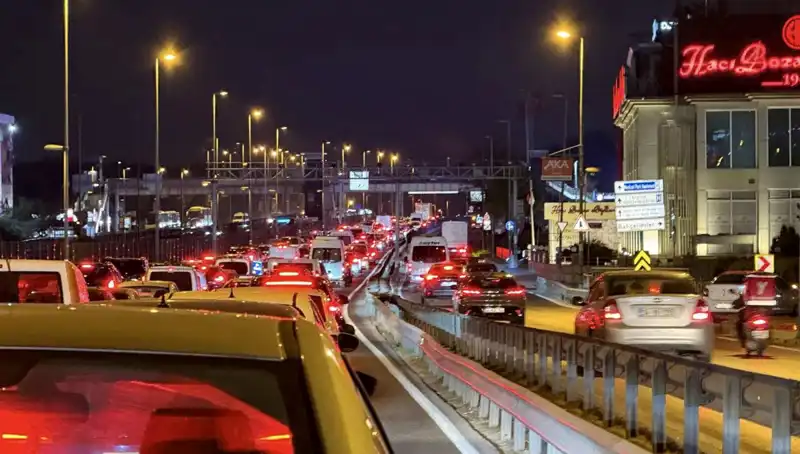Yenibosna Metrobüs Yaya Üst Geçidinde Büyük Yenileme Çalışmaları Başladı