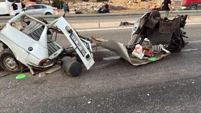 Bariyere Çarpan Aracın Hurdaya Dönüşmesi: Bir Ölü, Bir Yaralı