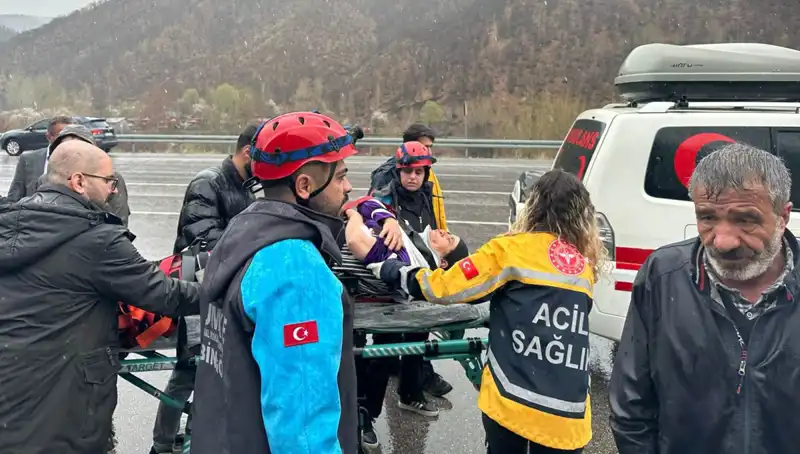 Otomobil İstitan Duvarına Çarptı: 5 Yaralı, Son Dakika Gelişmeleri!