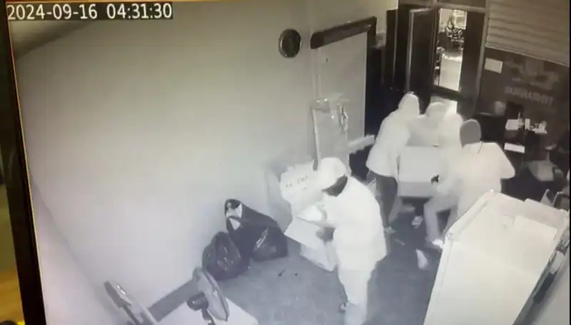 Hırsızlıkta Enteresan Yöntem: Kasayı Sırtlayıp Götürdüler!
