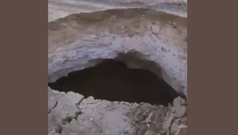 Aksaray'da Oluşan Yeni Obruk, Yeraltı Suyunun Tehlikelerini Gözler Önüne Seren Bir Durum