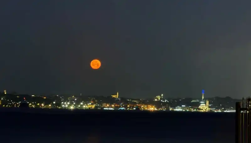 İstanbul'da "Çilek Dolunayı" Göz Kamaştıran Manzaralarla Karşımıza Çıktı