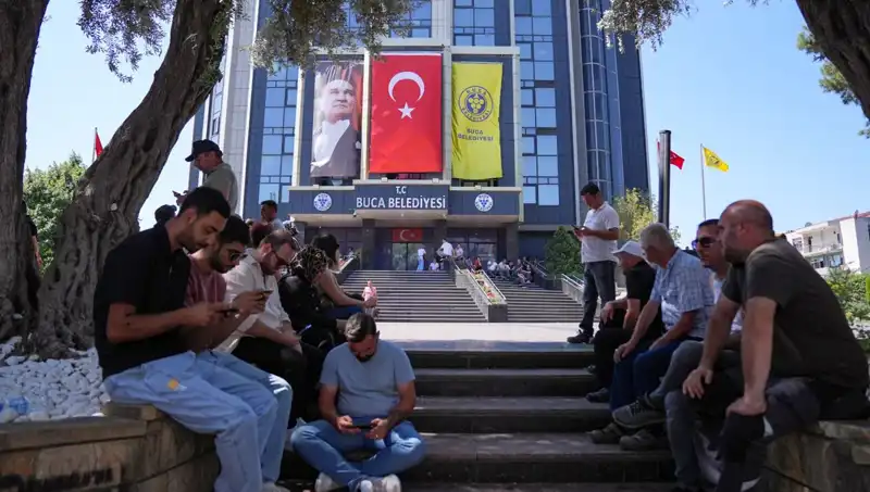 Ücretlerini Alamayan İşçilerden Duygusal Oturma Eylemi: Talepleri İşitilmiyor mu?