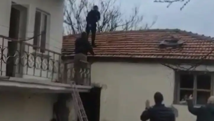 Polis Çatıda Kıstırdı! Şüpheli Direniş Gösterdi, Neden Kaçıyor?