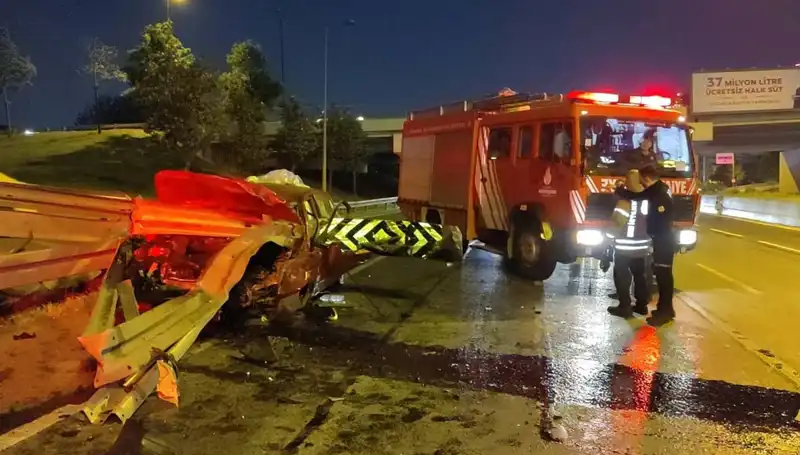 Otomobil Kazasında Bariyer Aracın İçine Saplandı, Sürücü Ciddi Yaralandı