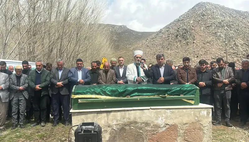 Baba ve Kızlarının Duygusal Veda Anı: Hayatın Kırılganlığı