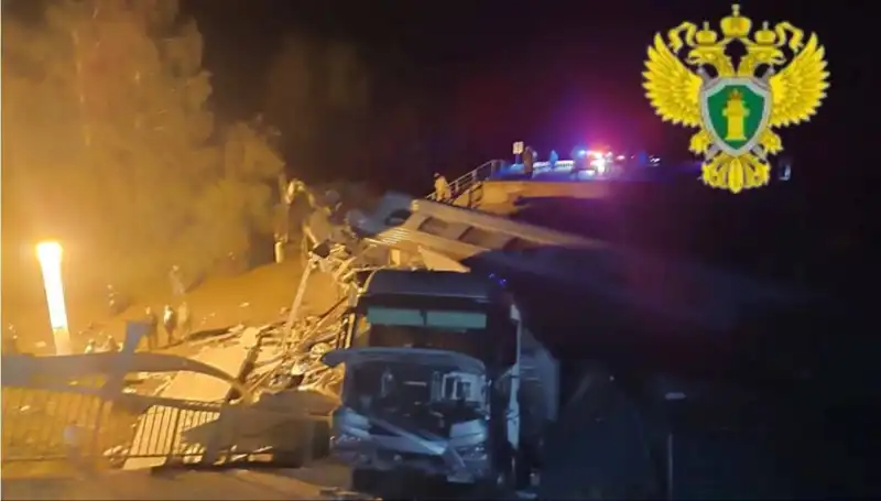 Rusya’da İki Köprünün Çöktüğü Felakette Yedi Kişi Hayatını Kaybetti