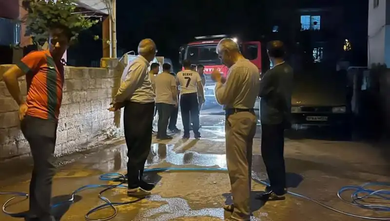 Park Halindeki Araçta Yangın! Komşular Şok Geçirdi