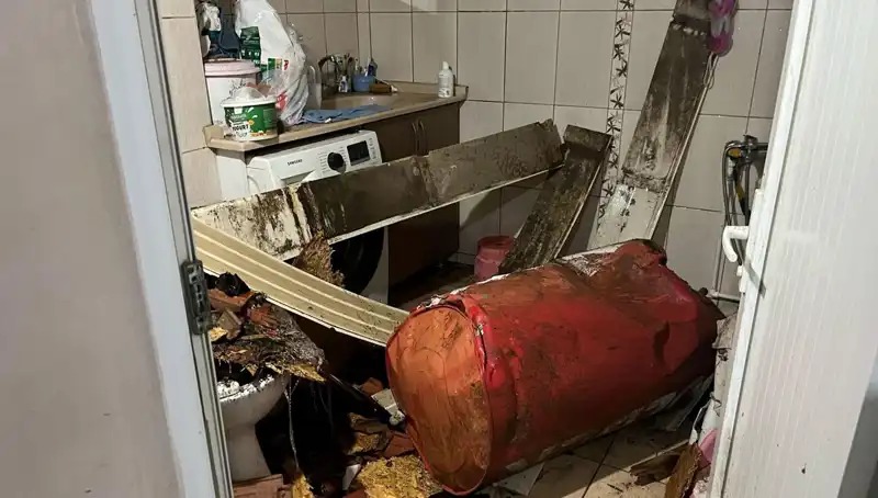 Ege Bölgesi'nde Fırtına Sonrası Doğa Felaketi: Ağaçlar Devrildi, Caddeler Beyaza Büründü