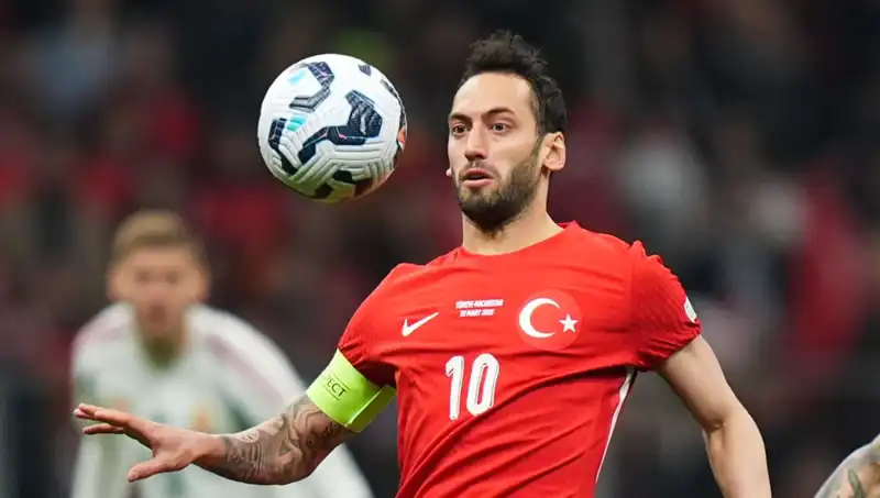 Fenerbahçe'nin Hakan Çalhanoğlu Teklifi Mourinho'yu İkna Edecek mi?