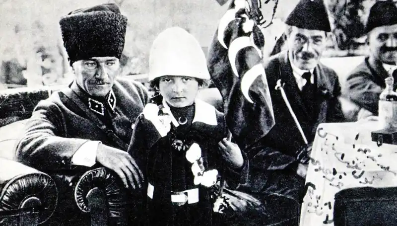 Unutulmaz Fotoğrafın Ardındaki Gizem: O Şapkanın Altındaki Bayram