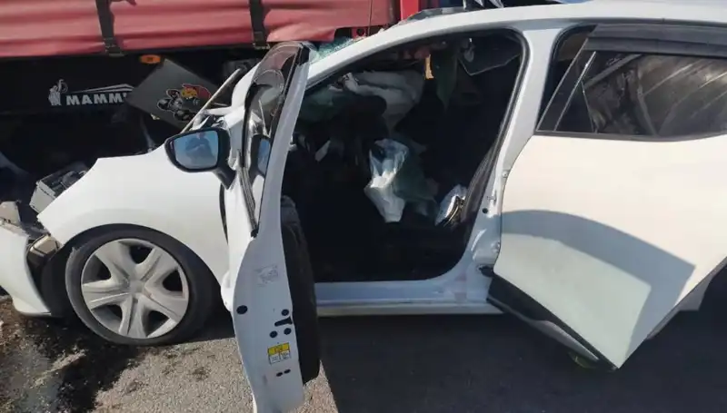 Sivas'ta Otomobil TIR'a Çarptı: Kaza Sonrası Olay Yerinde Gözlemler