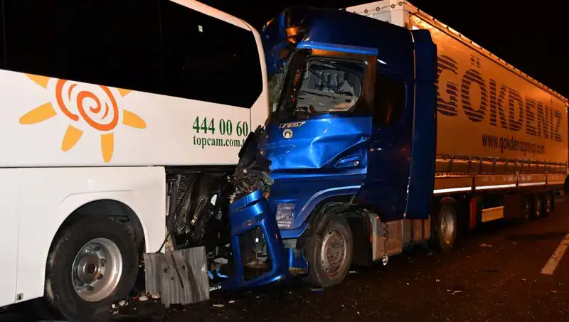 Tur Otobüsü Feci Kaza Geçirdi: 13 Kişi Yaralandı!