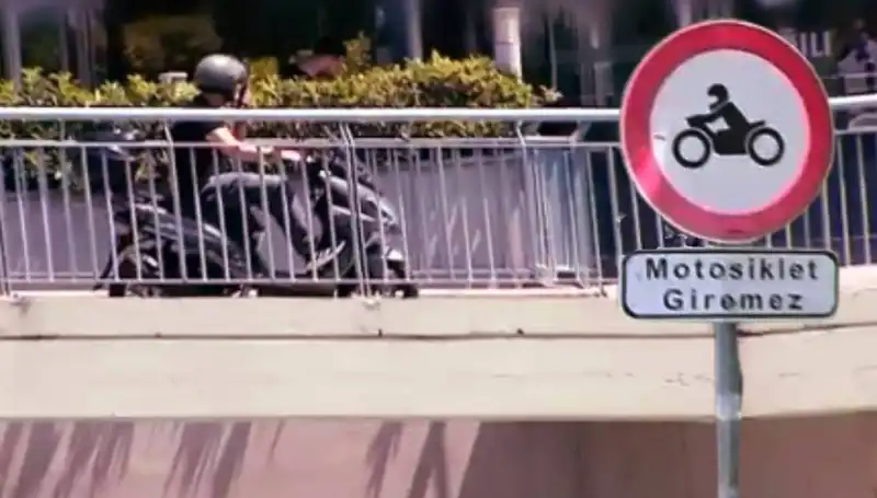 Üst Geçit İsyanı: Motokuryeler, Şehir Trafolarını Kilitliyor!