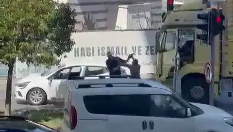 İstanbul Trafiğinde Çekiçli Dehşet! Fırtına Gibi Geldi, Panik Yarattı