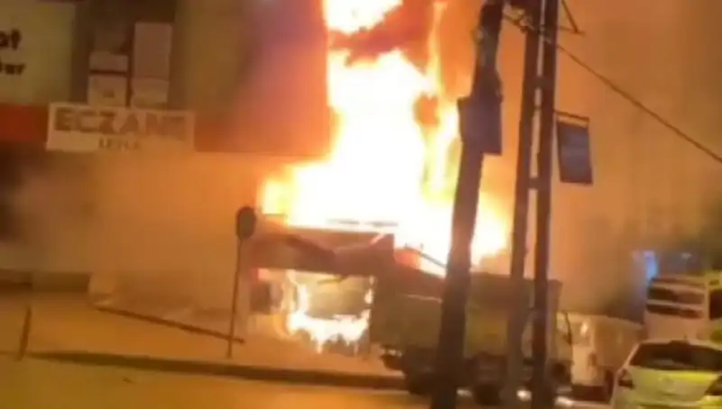 Başakşehir'de Korkutan Yangın: İş Merkezi Alev Alev Yandı!