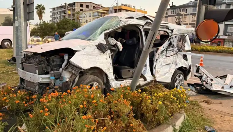 Antalya'da Midibüs ile Hafif Ticari Araç Çarpıştı: 6 Yaralı