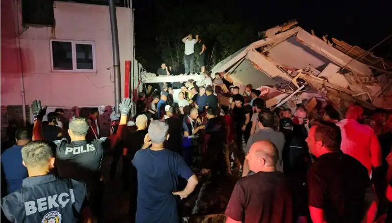 Balıkesir Sındırgı'da Deprem Faciası: 1 Ölü, 29 Yaralı!