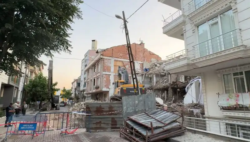 Elektrik Kabloları Koptu: Yıkım Sürecinde Şoke Eden Olay