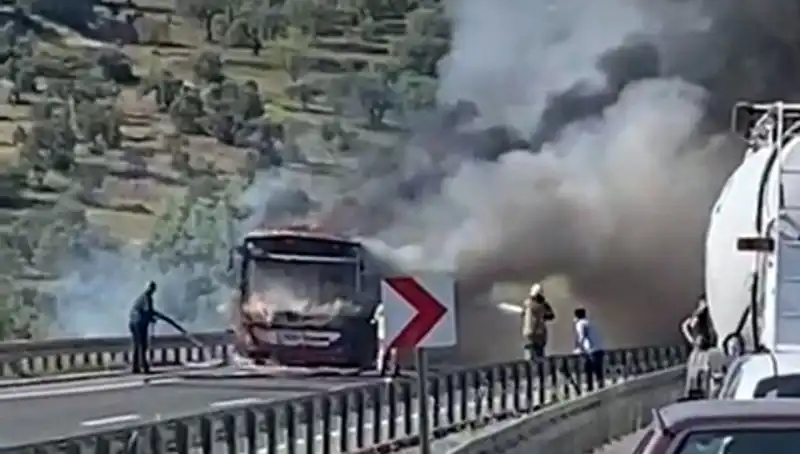 İzmir'de Belediye Otobüsü Yangını: Yolcuların Dramı ve İtfaiye Ekiplerinin Cesareti